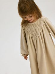 Sukienka z długim rękawem - beżowy. Brązowe sukienki dziewczęce Reserved, bez wzorów, z dzianiny, bez ramiączek, długie. W wyprzedaży za 59.99 zł.