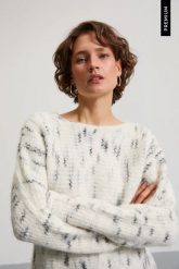 Sweter z delikatnym wzorem biały. Białe swetry klasyczne damskie MOODO, l, z elastanu, bez kołnierzyka. Za 149.99 zł.