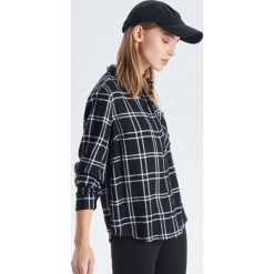 Koszula w kratę - Czarny. Czarne koszule damskie Cropp, l, bez wzorów, bez kołnierzyka, bez ramiączek. Za 79.99 zł.