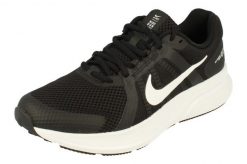 Buty do biegania męskie Nike Run Swift. Białe obuwie do biegania damskie Nike. Za 389.99 zł.