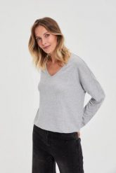 Sweter z dekoltem w serek szary. Szare swetry klasyczne damskie MOODO, l, z elastanu, bez kołnierzyka. Za 59.99 zł.