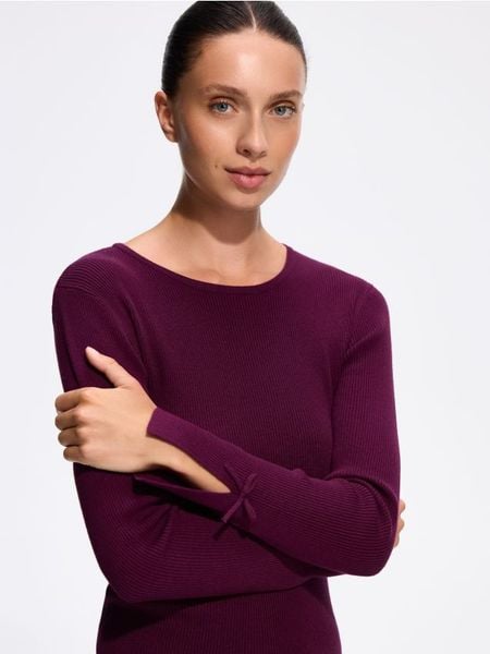 Sweter z rozcięciem - ciemnofioletowy. Fioletowe swetry klasyczne damskie Reserved, l, z dzianiny, bez kołnierzyka. Za 89.99 zł.