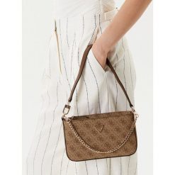 Torebka Guess. Białe listonoszki damskie Guess, z aplikacjami, bez dodatków. Za 332.99 zł.