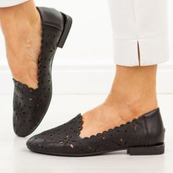 Czarne skórzane ażurowe półbuty damskie Filippo Dp7709/26. Czarne półbuty damskie Filippo, w ażurowe wzory, z jeansu, biznesowe, z okrągłym noskiem, bez obcasa, na płaskiej podeszwie. Za 219.00 zł.