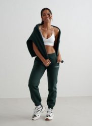 Damskie spodnie dresowe miękkie, drapane Varsity Classic ciemny szmaragd. Zielone spodnie sportowe damskie Aim'n, m, z bawełny, na fitness i siłownię. Za 339.00 zł.