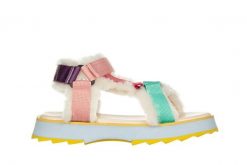 Sandały Emu Raven Multi 119159, Wielokolorowe, Futro naturalne - 38. Sandały damskie EMU, bez wzorów, z futra, bez obcasa. W wyprzedaży za 179.10 zł.