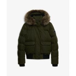 Damska kurtka puchowa Superdry Ella Everest. Zielone kurtki damskie Superdry., na zimę, bez wzorów, z puchu, bez kaptura. W wyprzedaży za 672.75 zł.