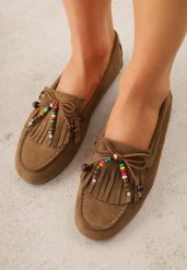 Ciemnobeżowe Mokasyny VICES z Imitacji Zamszu z Kokardką Kolorowymi Koralikami i Skórzaną Wkładką Nenden. Brązowe mokasyny damskie Renee, z jeansu. Za 99.99 zł.
