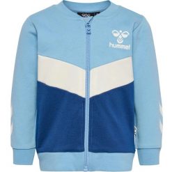 Bluza dresowa dla dziecka Hummel hmlSkye. Niebieskie bluzy i bluzki niemowlęce HUMMEL, bez wzorów, z bawełny, bez ramiączek, długie, bez kaptura. Za 123.00 zł.