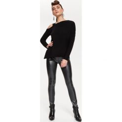 ASYMETRYCZNY SWETER DAMSKI. Czarne swetry klasyczne damskie TOP SECRET, na lato, z dzianiny, z asymetrycznym kołnierzem. W wyprzedaży za 29.99 zł.