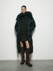 Puchowy płaszcz z kapturem - czarny. Czarne płaszcze damskie Reserved, l, bez wzorów, z puchu. Za 599.99 zł.