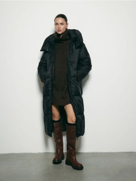 Puchowy płaszcz z kapturem - czarny. Czarne płaszcze damskie Reserved, l, bez wzorów, z puchu. Za 599.99 zł.