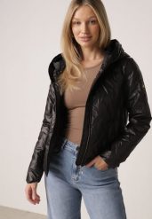 Czarna Kurtka Pikowana z Nieodpinanym Kapturem i Aplikacją na Rękawie Endora. Czarne kurtki damskie Born2be, l, z aplikacjami, z jeansu. Za 129.99 zł.