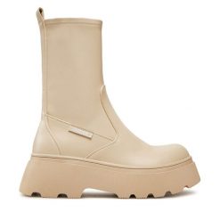Botki Guess. Białe botki damskie Guess, bez obcasa, na słupku, bez zapięcia. Za 659.99 zł.