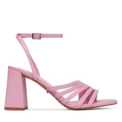 Sandały DeeZee. Czerwone sandały damskie DeeZee, bez wzorów, bez obcasa, na słupku. Za 64.99 zł.