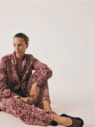 Wzorzyste spodnie z wiskozy - fioletowy. Fioletowe spodnie materiałowe damskie Reserved, bez wzorów, z tkaniny. W wyprzedaży za 89.99 zł.