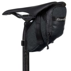 Torba na siodełko rowerowe Lizard Skins Mega Cache. Czarne torebki klasyczne damskie LIZARD SKINS, bez wzorów, z materiału, bez dodatków. Za 218.00 zł.
