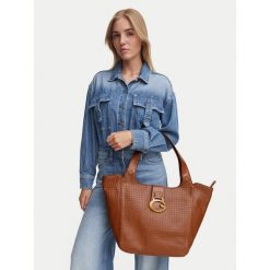 Torebka Guess. Białe torebki klasyczne damskie Guess, z aplikacjami, bez dodatków. Za 544.99 zł.