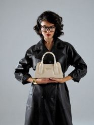 Vince Camuto Torebka "Bergamo" w kolorze kremowym - 25 x 13 x 11 cm rozmiar: onesize. Brązowe torebki klasyczne damskie Vince Camuto, bez wzorów, z materiału, bez dodatków. Za 143.56 zł.