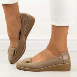 Czółenka damskie na koturnie M.Daszyński 2265-4 Khaki. Brązowe czółenka damskie M.Daszyński, bez wzorów, z zamszu, bez obcasa, na koturnie. Za 139.00 zł.