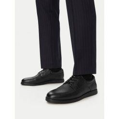 Półbuty Lasocki. Czarne półbuty męskie Lasocki, bez zapięcia. Za 229.99 zł.