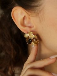 L'Atelier de Gaia Pozłacane kolczyki-wkrętki z tygrysim okiem rozmiar: onesize. Brązowe kolczyki damskie L'Atelier de Gaia, pozłacane. Za 43.99 zł.