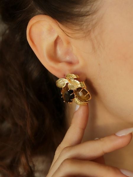 L'Atelier de Gaia Pozłacane kolczyki-wkrętki z tygrysim okiem rozmiar: onesize. Brązowe kolczyki damskie L'Atelier de Gaia, pozłacane. Za 80.33 zł.