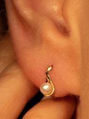 OR ÉCLAT Złote kolczyki-wkrętki "Goutte Perlée" z perłami rozmiar: onesize. Żółte kolczyki damskie Or Éclat, z perłą, złote. Za 347.99 zł.