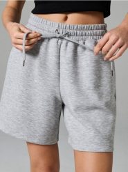 Szorty dresowe z kieszeniami soft touch - szary. Szare szorty damskie Sinsay, bez wzorów, z dresówki. Za 39.99 zł.