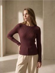 Prążkowany sweter z wiskozą - brązowy. Brązowe swetry klasyczne damskie Sinsay, l, prążkowane, bez kołnierzyka. Za 29.99 zł.