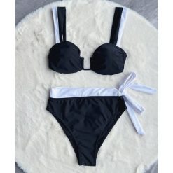Strój kąpielowy dwuczęściowy z wiązaniem na plażę Ching. Czarne bikini damskie Intica, bez wzorów. Za 159.00 zł.