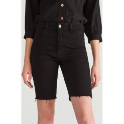 Jeansowe szorty - Czarny. Czarne szorty damskie Reserved, bez wzorów, z jeansu. W wyprzedaży za 39.99 zł.