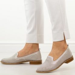 Srebrne ażurowe skórzane Polskie półbuty damskie Deoni d043. Szare półbuty damskie Deoni, w ażurowe wzory, ze skóry, klasyczne, bez obcasa, na płaskiej podeszwie. Za 429.00 zł.