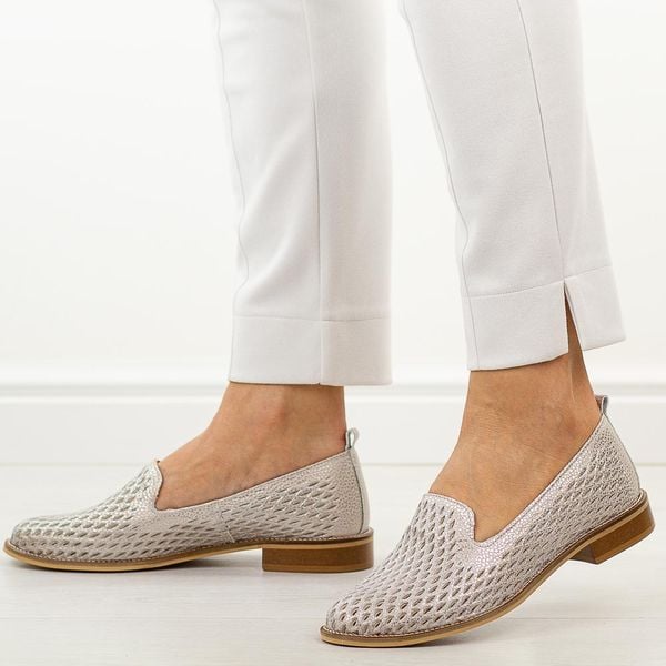 Srebrne ażurowe skórzane Polskie półbuty damskie Deoni d043. Szare półbuty damskie Deoni, w ażurowe wzory, ze skóry, klasyczne, bez obcasa, na płaskiej podeszwie. Za 429.00 zł.