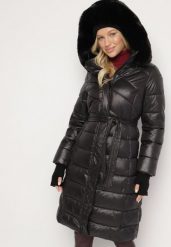 Czarna Pikowana Kurtka o Długim Kroju z Odpinanym Kapturem z Futerkiem i Paskiem oleti. Czarne kurtki damskie Born2be, na zimę, l, bez wzorów, z jeansu. Za 169.99 zł.