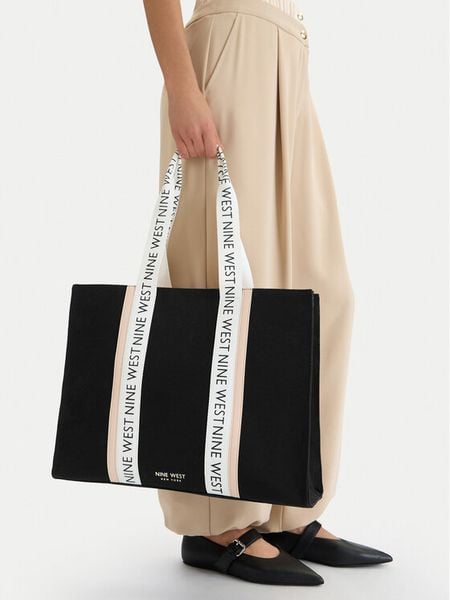 Nine West Torebka CEO-Ravina-LA374-4511 Czarny. Czarne torebki klasyczne damskie Nine West, bez wzorów, z materiału, bez dodatków. Za 279.99 zł.