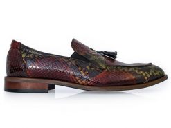 Wsuwane buty męskie, imitacja skóry węża - tassel loafers T165. Buty wizytowe męskie Modini Moda Męska, z lakierowanej skóry, bez zapięcia. W wyprzedaży za 396.00 zł.