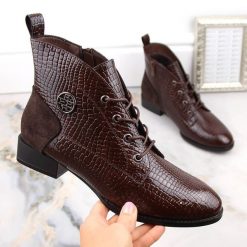 Lakierowane botki damskie kroko ocieplane brązowe Filippo DBT4824. Brązowe botki damskie Filippo, z lakierowanej skóry, bez obcasa, bez zapięcia. Za 169.99 zł.