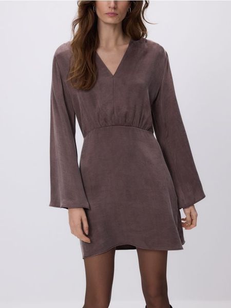 Sukienka mini z lyocellem - ciemnobrązowy. Brązowe sukienki damskie Reserved, na co dzień, l, bez wzorów, z lyocellu, bez kołnierzyka, bez ramiączek, mini, proste. W wyprzedaży za 109.99 zł.