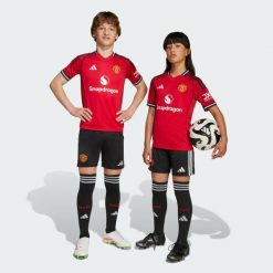 Spodenki domowe Manchester United 25/26. Czarne spodenki sportowe damskie Adidas, do piłki nożnej. Za 179.00 zł.