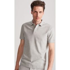 Koszulka polo regular fit - Jasny szary. Szare koszulki polo męskie Reserved, l, bez wzorów, bez ramiączek. Za 79.99 zł.
