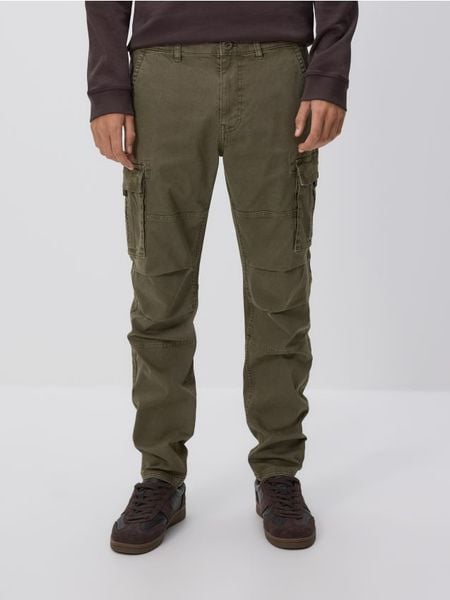 Spodnie cargo slim fit - ciemnozielony. Zielone spodnie materiałowe męskie Reserved, bez wzorów, z bawełny. Za 169.99 zł.