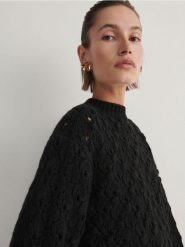 Ażurowy sweter - czarny. Czarne swetry klasyczne damskie Reserved, l, z dzianiny, bez kołnierzyka. W wyprzedaży za 69.99 zł.