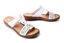 RIEKER 62862-80 white, klapki damskie. Białe klapki damskie Rieker, bez wzorów, bez obcasa, na koturnie. Za 289.90 zł.