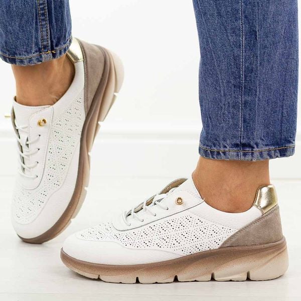 Białe skórzane półbuty damskie Sergio Leone Sp002. Białe półbuty damskie Sergio Leone, bez wzorów, z jeansu, klasyczne, z okrągłym noskiem, bez obcasa, na płaskiej podeszwie. Za 219.00 zł.