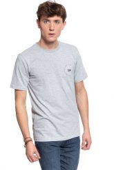 MĘSKI T-SHIRT LEE T SHIRT SMALL SUNSET TEE GREY MELE L61PFEMP 112113996. Szare t-shirty męskie Lee, l, bez wzorów, bez kołnierzyka. Za 69.99 zł.