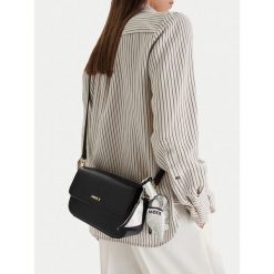 Torebka MEXX. Czarne listonoszki damskie Mexx, bez wzorów, bez dodatków. Za 149.99 zł.