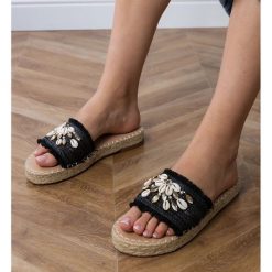 Czarne klapki espadryle plecione z muszelkami. Czarne espadryle damskie bez wzorów, z tkaniny, bez obcasa, na platformie. Za 86.24 zł.
