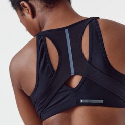 Stanik sportowy Decathlon. Czarne biustonosze sportowe damskie Decathlon, bez wzorów, z materiału. Za 149.99 zł.