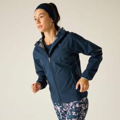 Damska ultralekka wodoodporna kurtka turystyczna z kapturem. Niebieskie kurtki damskie Dare 2b, bez wzorów, z poliesteru, z kapturem. Za 649.99 zł.